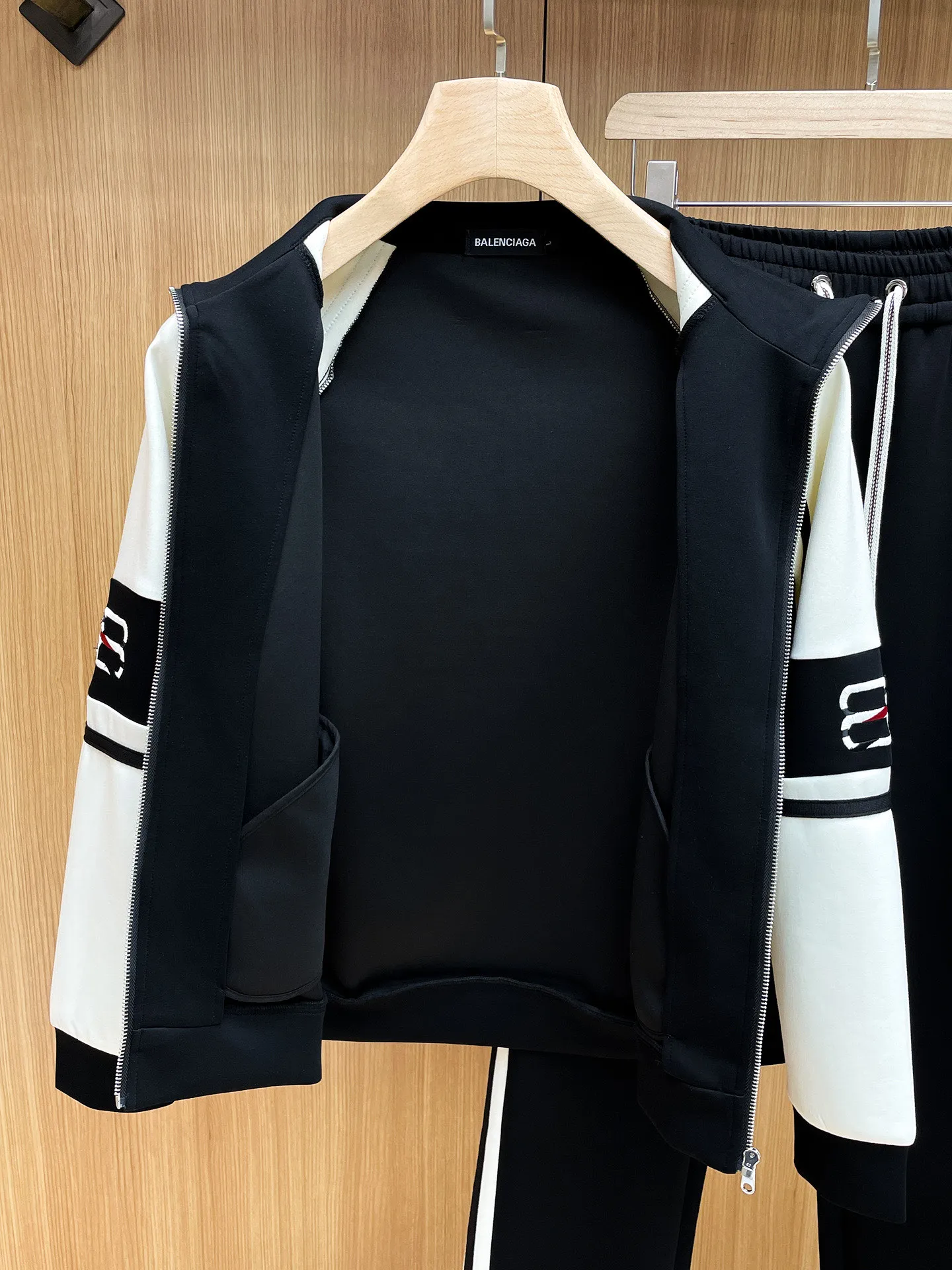 Balenciaga 2026 New Arrival counter Same Style casual suit, Breathable, comfortable and casual! Full of high-end feel! The details are exquisite and high-end, and the workmanship is impeccable! The original Premium fabric is very high-end! The fabric is crisp and anti-wrinkle Wear-Resistant, warm, neat and stylish. Everyone must buy a set this autumn and winter. They must look cool and cool when wearing them. We especially recommend Sizes M-3XL